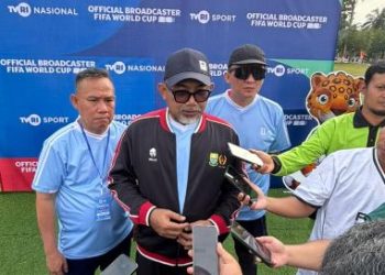 Sekretaris Daerah Provinsi Jambi Dr. H. Sudirman (tengah) memberikan keterangan kepada media usai kegiatan Kick Off Piala Dunia 2026 yang digelar TVRI secara serentak nasional di Jambi, Minggu (1/2/2026). (Dok. Stepanus)