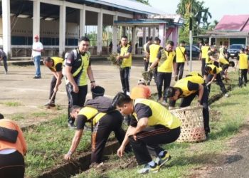 Anggota Polres Tanjung Jabung Timur Gotong Royong Bersihkan Lingkungan di kawasan Pasar Muara Sabak, Jumat (6/2/2026). (Dok. Daus)