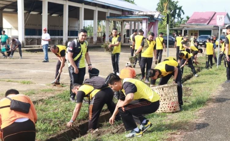Anggota Polres Tanjung Jabung Timur Gotong Royong Bersihkan Lingkungan di kawasan Pasar Muara Sabak, Jumat (6/2/2026). (Dok. Daus)