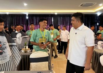 Bupati Roby berbincang dengabn salah satu pesrta Pelatihan Keahlian Barber di Hotel Agro Beach Resort, Teluk Bakau, Kecamatan Gunung Kijang. (Dok.Humas Kominfo)
