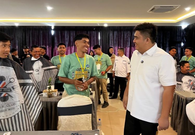 Bupati Roby berbincang dengabn salah satu pesrta Pelatihan Keahlian Barber di Hotel Agro Beach Resort, Teluk Bakau, Kecamatan Gunung Kijang. (Dok.Humas Kominfo)