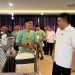 Bupati Roby berbincang dengabn salah satu pesrta Pelatihan Keahlian Barber di Hotel Agro Beach Resort, Teluk Bakau, Kecamatan Gunung Kijang. (Dok.Humas Kominfo)