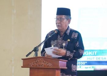 Wakil Gubernur Jambi, Abdullah Sani, menyampaikan sambutan saat menghadiri peringatan HUT ke-70 Desa Tangkit di Gedung Olahraga Desa Tangkit, Kabupaten Muaro Jambi, Kamis (12/2/2026). (Dok. Erit)