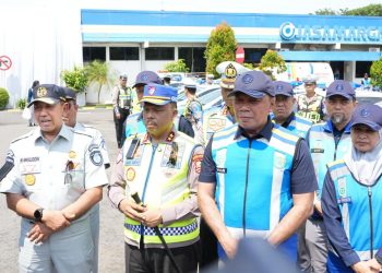 Dirut Jasa Raharja Muhammad Awaluddin bersama Kakorlantas Polri Irjen Pol Agus Suryonugroho dan Direktur Utama PT Jasa Marga Rivan A. Purwantono saat Apel Persiapan Pengamanan Lebaran 2026 di Traffic Information Center Wilayah Timur, Surabaya, Jawa Timur, Jumat (6/2/2026). (Dok. Humas JR)