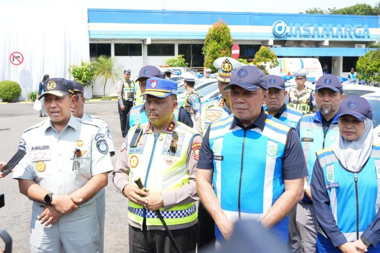 Dirut Jasa Raharja Muhammad Awaluddin bersama Kakorlantas Polri Irjen Pol Agus Suryonugroho dan Direktur Utama PT Jasa Marga Rivan A. Purwantono saat Apel Persiapan Pengamanan Lebaran 2026 di Traffic Information Center Wilayah Timur, Surabaya, Jawa Timur, Jumat (6/2/2026). (Dok. Humas JR)