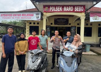 Kapolsek Maro Sebo Iptu Jefri Simamora menyerahkan kembali kendaraan bermotor hasil curian kepada pemilik sah di Mapolsek Maro Sebo, Muaro Jambi, Sabtu (7/2/2026). (Nahar)