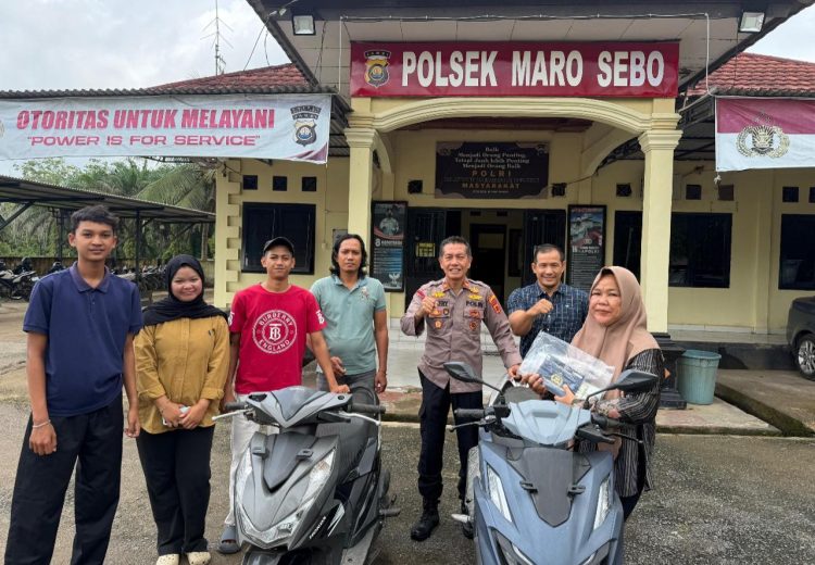 Kapolsek Maro Sebo Iptu Jefri Simamora menyerahkan kembali kendaraan bermotor hasil curian kepada pemilik sah di Mapolsek Maro Sebo, Muaro Jambi, Sabtu (7/2/2026). (Nahar)