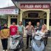 Kapolsek Maro Sebo Iptu Jefri Simamora menyerahkan kembali kendaraan bermotor hasil curian kepada pemilik sah di Mapolsek Maro Sebo, Muaro Jambi, Sabtu (7/2/2026). (Nahar)