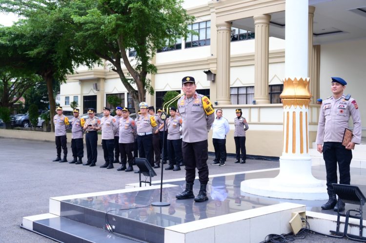 Wakapolda Jambi Brigjen Pol. B. Ali pimpin perdana apel pagi personel di Lapangan Hitam Mapolda Jambi pada Senin (9/2/2026) (dok
 . Nahar)