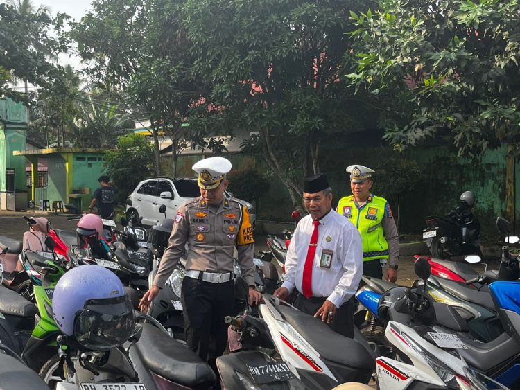 Aksi Simpatik Pengecekan Kendaraan Siswa di MAN 3 Kota Jambi (dok.nahar)