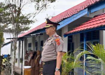 Wakapolres Muaro Jambi, Kompol Deni Mulyadi memimpin upacara di SMA Negeri 15 Muaro Jambi (dok.nahar)