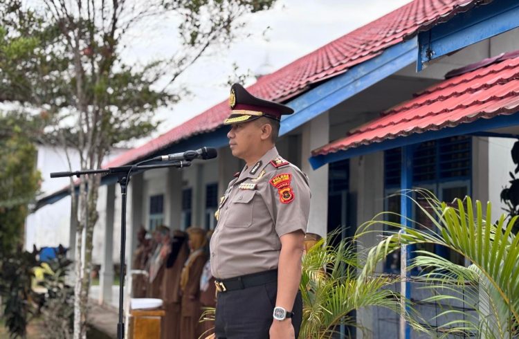 Wakapolres Muaro Jambi, Kompol Deni Mulyadi memimpin upacara di SMA Negeri 15 Muaro Jambi (dok.nahar)