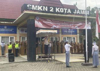 Kasubdit Kamsel Ditlantas Polda Jambi AKBP Dr. Novrizal, S.Sos., M.H. memimpin upacara bendera sekaligus mengukuhkan anggota Paskibraka SMKN 2 Kota Jambi, Senin (9/2/2026), (dok. Nahar)