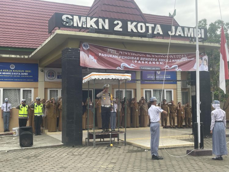 Kasubdit Kamsel Ditlantas Polda Jambi AKBP Dr. Novrizal, S.Sos., M.H. memimpin upacara bendera sekaligus mengukuhkan anggota Paskibraka SMKN 2 Kota Jambi, Senin (9/2/2026), (dok. Nahar)