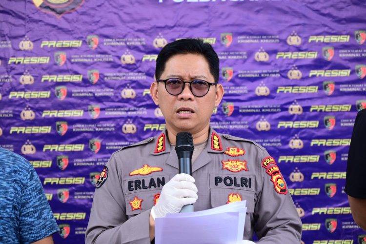 Kabid Humas Polda Jambi Kombes Pol. Erlan Munaji memberikan keterangan kepada wartawan terkait peningkatan pengungkapan kasus narkotika oleh jajaran Polda Jambi sepanjang Januari hingga Februari 2026. (Dok. Nahar)