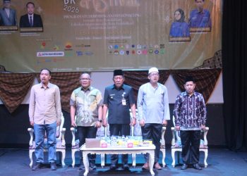 Wakil Gubernur Jambi Abdullah Sani membuka BK Festival 2026 yang digelar Program Studi Bimbingan dan Konseling FKIP Universitas Jambi di Gedung Teater Taman Budaya Jambi, Jumat (13/2/2026). (Dok.Erit)