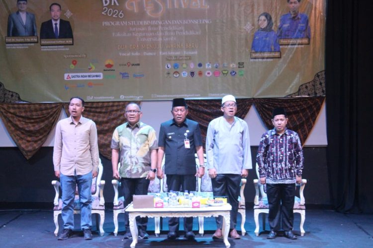 Wakil Gubernur Jambi Abdullah Sani membuka BK Festival 2026 yang digelar Program Studi Bimbingan dan Konseling FKIP Universitas Jambi di Gedung Teater Taman Budaya Jambi, Jumat (13/2/2026). (Dok.Erit)
