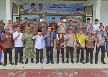 Danrem 042/Gapu Kolonel Inf Nyamin bersama Gubernur Jambi dan unsur Forkopimda menyambut kunjungan kerja Komisi II DPR RI di Bandara Sultan Thaha, Kota Jambi, Jumat (20/2/2026). (Dok. Penrem 042/Gapu)