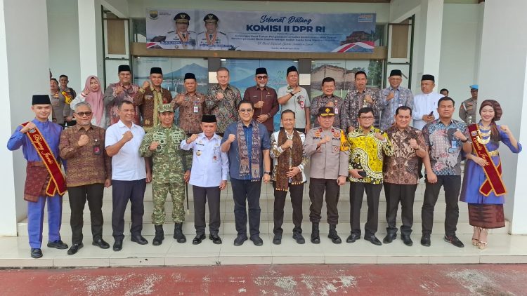 Danrem 042/Gapu Kolonel Inf Nyamin bersama Gubernur Jambi dan unsur Forkopimda menyambut kunjungan kerja Komisi II DPR RI di Bandara Sultan Thaha, Kota Jambi, Jumat (20/2/2026). (Dok. Penrem 042/Gapu)