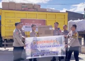 Pelepasan bantuan secara simbolis dilakukan langsung oleh Kapolres Aceh Timur, AKBP Irwan Kurniadi, S.I.K., didampingi oleh tim koordinator bantuan bencana, Kamis (19/02/2026). (Dok/yola)