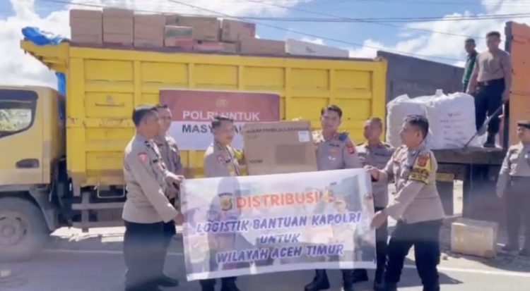 Pelepasan bantuan secara simbolis dilakukan langsung oleh Kapolres Aceh Timur, AKBP Irwan Kurniadi, S.I.K., didampingi oleh tim koordinator bantuan bencana, Kamis (19/02/2026). (Dok/yola)