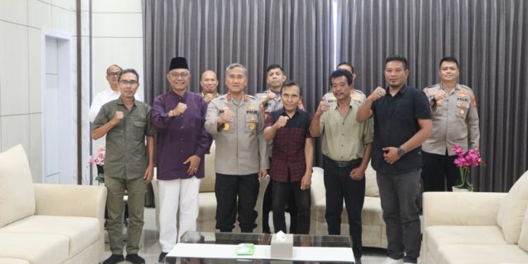 Kapolda Bengkulu Irjen Pol. Mardiyono, menerima silaturahmi jajaran Keluarga Kerukunan Tabut Bencoolen Provinsi Bengkulu, Senin (23/2/2026). (Dok/yola)