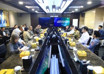 Pejabat Sementara Kepala Eksekutif Pengawas Pasar Modal, Keuangan Derivatif, dan Bursa Karbon OJK Hasan Fawzi (tengah) bersama Ketua AEI Armand Wahyudi Hartono dan jajaran BEI saat pertemuan membahas percepatan reformasi penguatan integritas pasar modal di Gedung Bursa Efek Indonesia, Jakarta, Rabu (4/2/2026). (Dok. Humas OJK)