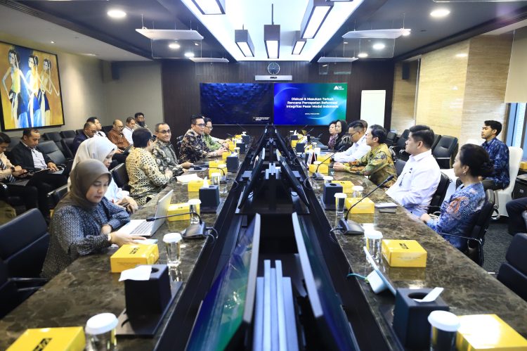 Pejabat Sementara Kepala Eksekutif Pengawas Pasar Modal, Keuangan Derivatif, dan Bursa Karbon OJK Hasan Fawzi (tengah) bersama Ketua AEI Armand Wahyudi Hartono dan jajaran BEI saat pertemuan membahas percepatan reformasi penguatan integritas pasar modal di Gedung Bursa Efek Indonesia, Jakarta, Rabu (4/2/2026). (Dok. Humas OJK)