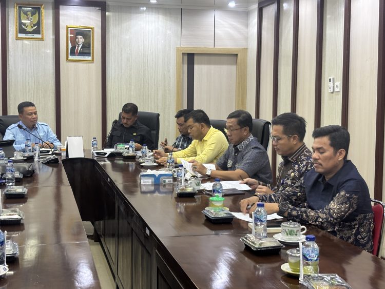 Pertemuan Pansus I DPRD Provinsi Jambi bersama Wakil Bupati Tanjung Jabung Timur Muslimin Tanja dan jajaran Pemkab Tanjabtim membahas percepatan realisasi Participating Interest (PI) 10 persen Migas Blok Jabung di Kantor Bupati Tanjabtim, Kamis (29/1/2026). (Dok, Humas)