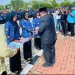 Bupati Mukomuko Choirul Huda menyerahkan 1.873 Surat Keputusan Pegawai Pemerintah dengan Perjanjian Kerja Paruh Waktu secara simbolis di Halaman Kantor Bupati Mukomuko, Selasa (30/12/2025). (Dok:DD)