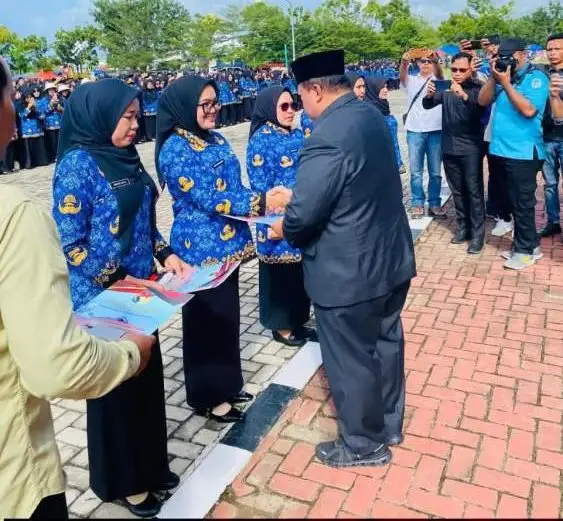 Bupati Mukomuko Choirul Huda menyerahkan 1.873 Surat Keputusan Pegawai Pemerintah dengan Perjanjian Kerja Paruh Waktu secara simbolis di Halaman Kantor Bupati Mukomuko, Selasa (30/12/2025). (Dok:DD)