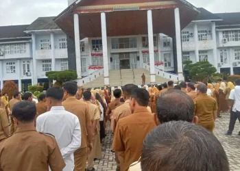 Sekretaris Daerah Kabupaten Mukomuko, Marjohan Husein, memimpin apel pagi di lingkungan Pemkab Mukomuko, Senin (19/1/2026). (foto:DD)