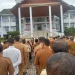 Sekretaris Daerah Kabupaten Mukomuko, Marjohan Husein, memimpin apel pagi di lingkungan Pemkab Mukomuko, Senin (19/1/2026). (foto:DD)