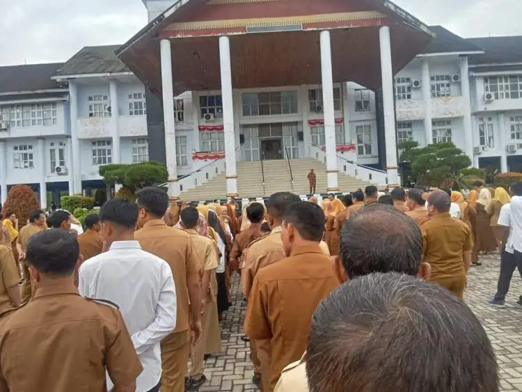 Sekretaris Daerah Kabupaten Mukomuko, Marjohan Husein, memimpin apel pagi di lingkungan Pemkab Mukomuko, Senin (19/1/2026). (foto:DD)