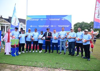 Irwasda Polda Jambi Kombes Pol. Jannus P. Siregar bersama Sekda Provinsi Jambi, unsur Forkopimda, dan peserta saat menghadiri kegiatan Semarak Kick Off World Cup 2026 yang digelar TVRI Jambi di Halaman Kantor Gubernur Jambi, Minggu (1/2/2026). (Dok. Nahar)