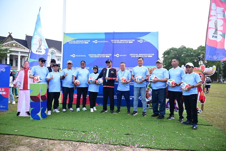 Irwasda Polda Jambi Kombes Pol. Jannus P. Siregar bersama Sekda Provinsi Jambi, unsur Forkopimda, dan peserta saat menghadiri kegiatan Semarak Kick Off World Cup 2026 yang digelar TVRI Jambi di Halaman Kantor Gubernur Jambi, Minggu (1/2/2026). (Dok. Nahar)