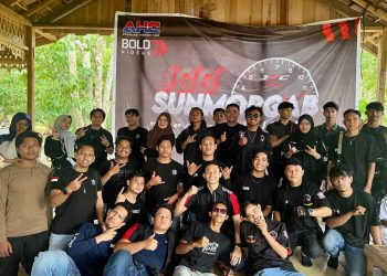 Peserta SUNMORGAB All Fairing berfoto bersama usai kegiatan Sunday Morning Ride Gabungan yang digelar Jambi CBR Club bersama komunitas Honda di kawasan Candi Muaro Jambi, Minggu. (Dok Sinsen)