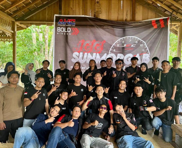 Peserta SUNMORGAB All Fairing berfoto bersama usai kegiatan Sunday Morning Ride Gabungan yang digelar Jambi CBR Club bersama komunitas Honda di kawasan Candi Muaro Jambi, Minggu. (Dok Sinsen)