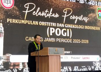 Ketua Umum PP POGI Prof. Dr. dr. Budi Wiweko, SpOG, melantik Pengurus POGI Cabang Jambi periode 2025–2028 dalam prosesi pelantikan di Hotel Rumah Kito, Kota Jambi, Minggu (1/2/2026). (Dok. Stepanus)