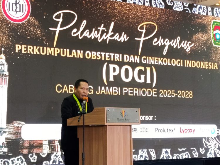 Ketua Umum PP POGI Prof. Dr. dr. Budi Wiweko, SpOG, melantik Pengurus POGI Cabang Jambi periode 2025–2028 dalam prosesi pelantikan di Hotel Rumah Kito, Kota Jambi, Minggu (1/2/2026). (Dok. Stepanus)
