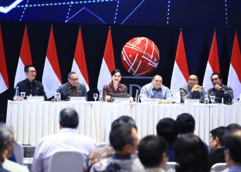 Ketua Dewan Komisioner OJK Friderica Widyasari Dewi (tengah) bersama jajaran Otoritas Jasa Keuangan, Bursa Efek Indonesia Dialog Pasar Modal di Main Hall Bursa Efek Indonesia (Dok. Humas OJK Jambi)