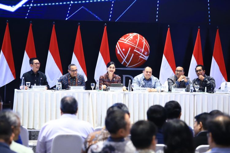 Ketua Dewan Komisioner OJK Friderica Widyasari Dewi (tengah) bersama jajaran Otoritas Jasa Keuangan, Bursa Efek Indonesia Dialog Pasar Modal di Main Hall Bursa Efek Indonesia (Dok. Humas OJK Jambi)