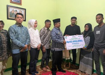 Wali Kota Jambi Maulana bersama jajaran Pemkot Jambi dan BPJS Ketenagakerjaan menyerahkan santunan Jaminan Kematian (JKM) sebesar Rp42 juta kepada ahli waris almarhum Adrizal, Ketua RT 34 Kelurahan Talang Banjar, Kecamatan Jambi Timur, Sabtu (31/1/2026). (Dok. Stepanus)