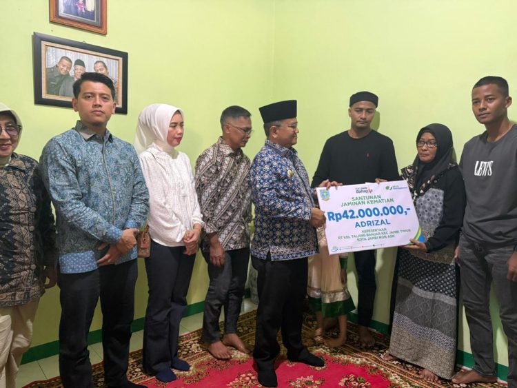 Wali Kota Jambi Maulana bersama jajaran Pemkot Jambi dan BPJS Ketenagakerjaan menyerahkan santunan Jaminan Kematian (JKM) sebesar Rp42 juta kepada ahli waris almarhum Adrizal, Ketua RT 34 Kelurahan Talang Banjar, Kecamatan Jambi Timur, Sabtu (31/1/2026). (Dok. Stepanus)