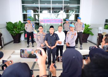 Komisi I DPRD Kota Jambi bersama jajaran Polda Jambi memberikan keterangan pers terkait perkembangan penanganan kasus asusila di Mapolda Jambi, Senin (2/2/2026). (Dok. Nahar)