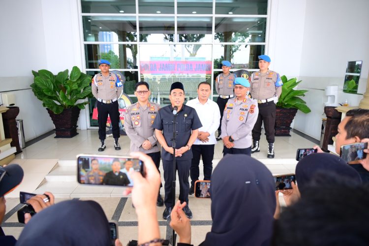 Komisi I DPRD Kota Jambi bersama jajaran Polda Jambi memberikan keterangan pers terkait perkembangan penanganan kasus asusila di Mapolda Jambi, Senin (2/2/2026). (Dok. Nahar)