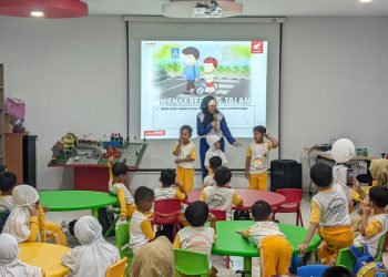 Instruktur Safety Riding PT Astra Honda Motor (AHM) memberikan edukasi keselamatan berkendara kepada anak-anak usia dini melalui metode pembelajaran interaktif berbasis miniatur lalu lintas. (Dok. Sinsen)