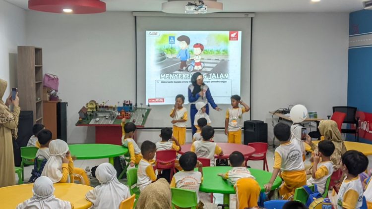 Instruktur Safety Riding PT Astra Honda Motor (AHM) memberikan edukasi keselamatan berkendara kepada anak-anak usia dini melalui metode pembelajaran interaktif berbasis miniatur lalu lintas. (Dok. Sinsen)