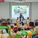 Instruktur Safety Riding PT Astra Honda Motor (AHM) memberikan edukasi keselamatan berkendara kepada anak-anak usia dini melalui metode pembelajaran interaktif berbasis miniatur lalu lintas. (Dok. Sinsen)