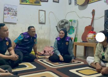 Tim psikolog Polda Jambi melakukan pendampingan psikologis terhadap keluarga korban kasus asusila di Kota Jambi, Senin (2/2/2026), (Dok. nahar)